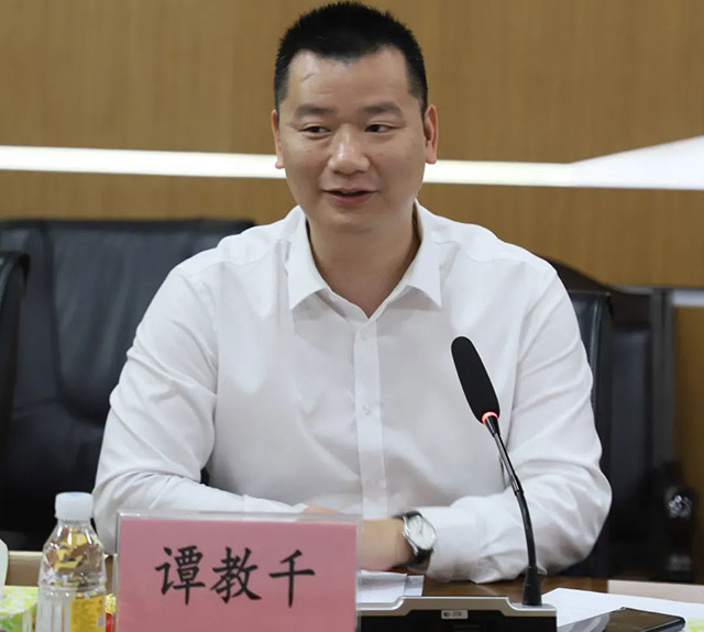 廣東省市場(chǎng)監(jiān)督管理局標(biāo)準(zhǔn)化處譚教千處長(zhǎng)向華昌集團(tuán)獲得本次國(guó)家級(jí)標(biāo)準(zhǔn)化項(xiàng)目試點(diǎn)表示祝賀