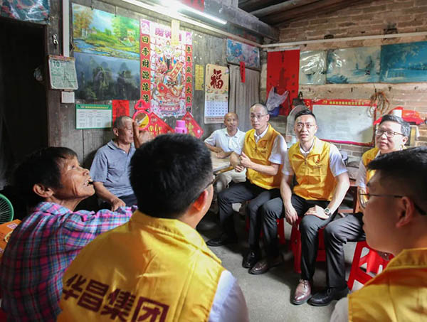 華昌集團與賀江村落實了現(xiàn)金捐贈、黨建結(jié)對共建、就業(yè)幫扶等事項